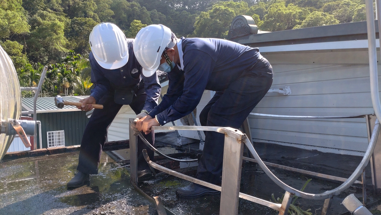 慈濟志工幫魏爺爺修理水塔,圖為處理水塔架。(攝影:楊凱誠)
