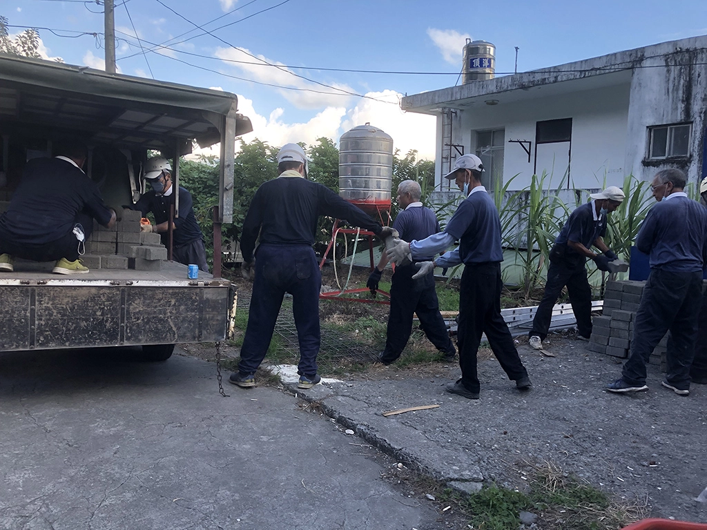 慈濟修繕志工開著小貨車前往郊區、山區為民眾修繕,帶來守護家園的安心力量。
