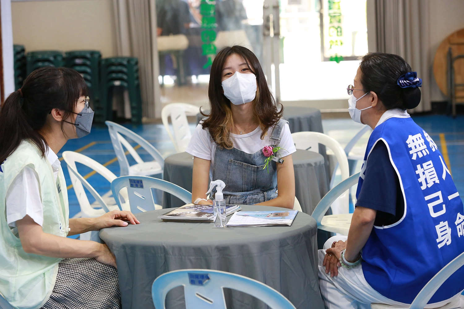 就讀醫學大學公衛系的陳同學(中),把握因緣加入救人一命行列。