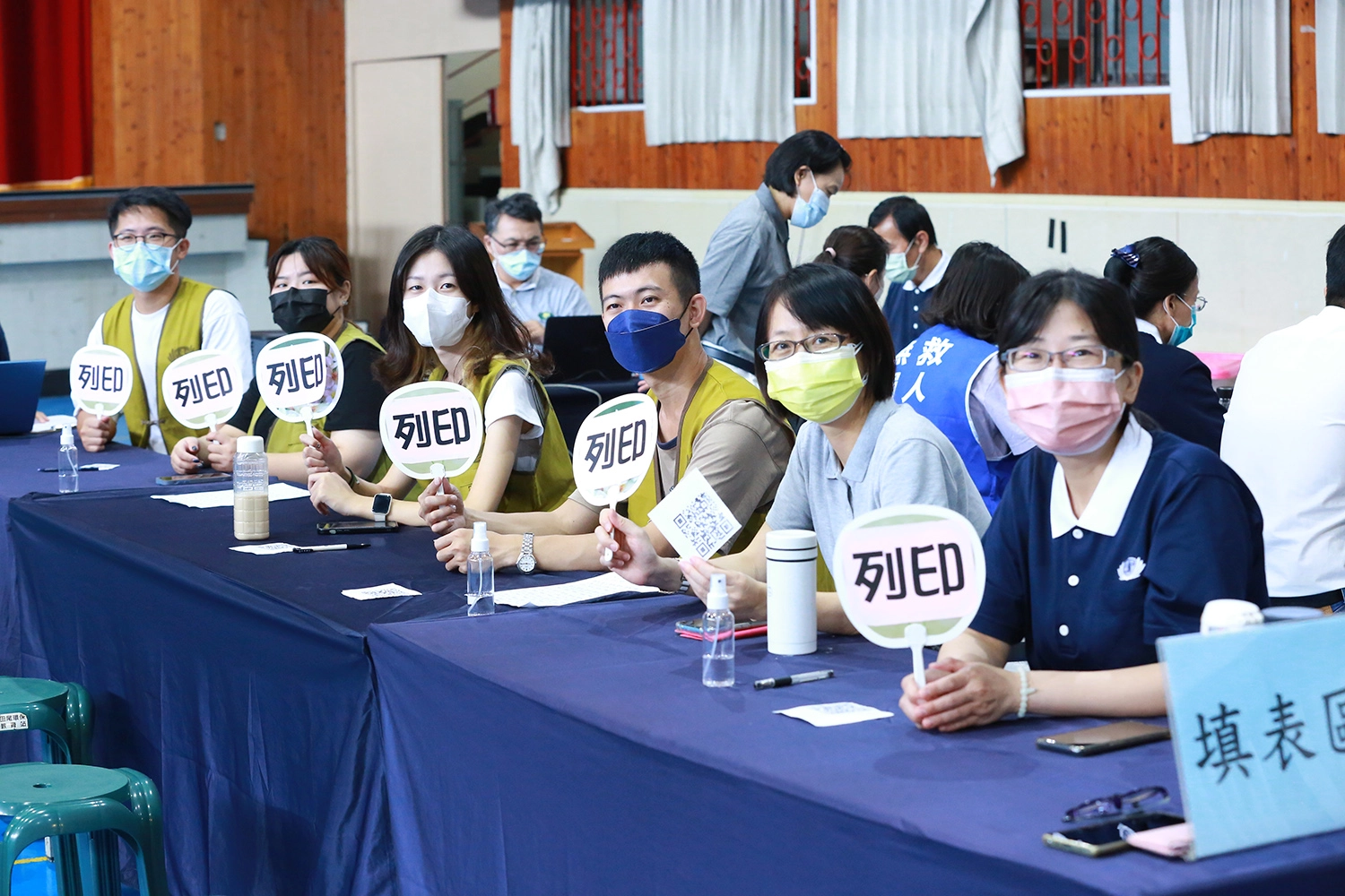 就讀大學公衛系的王同學(左三),在驗血建檔後加入服務志工行列。