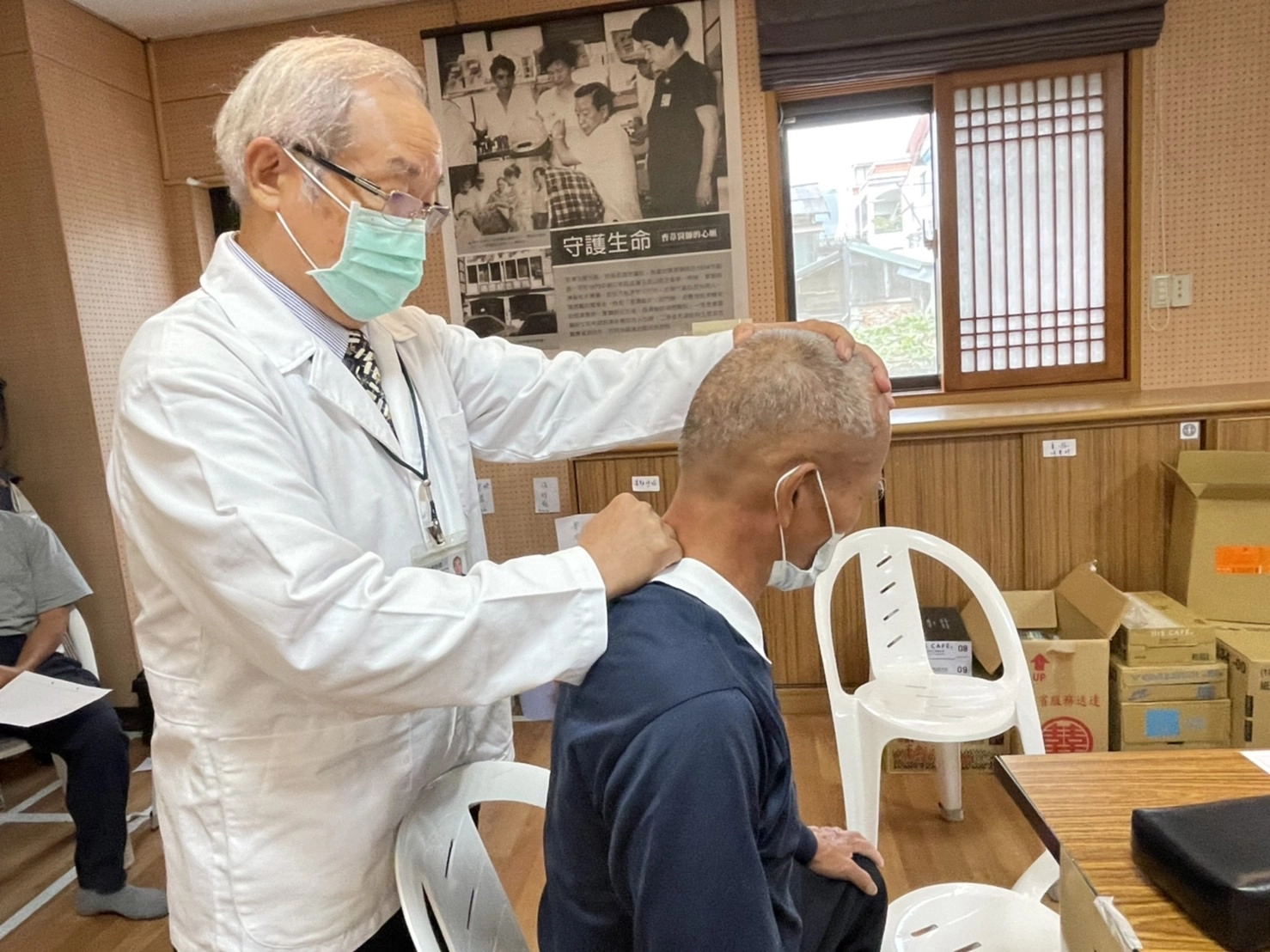 江國輝中醫師以推拿手法緩解志工連日來的不舒服症狀。