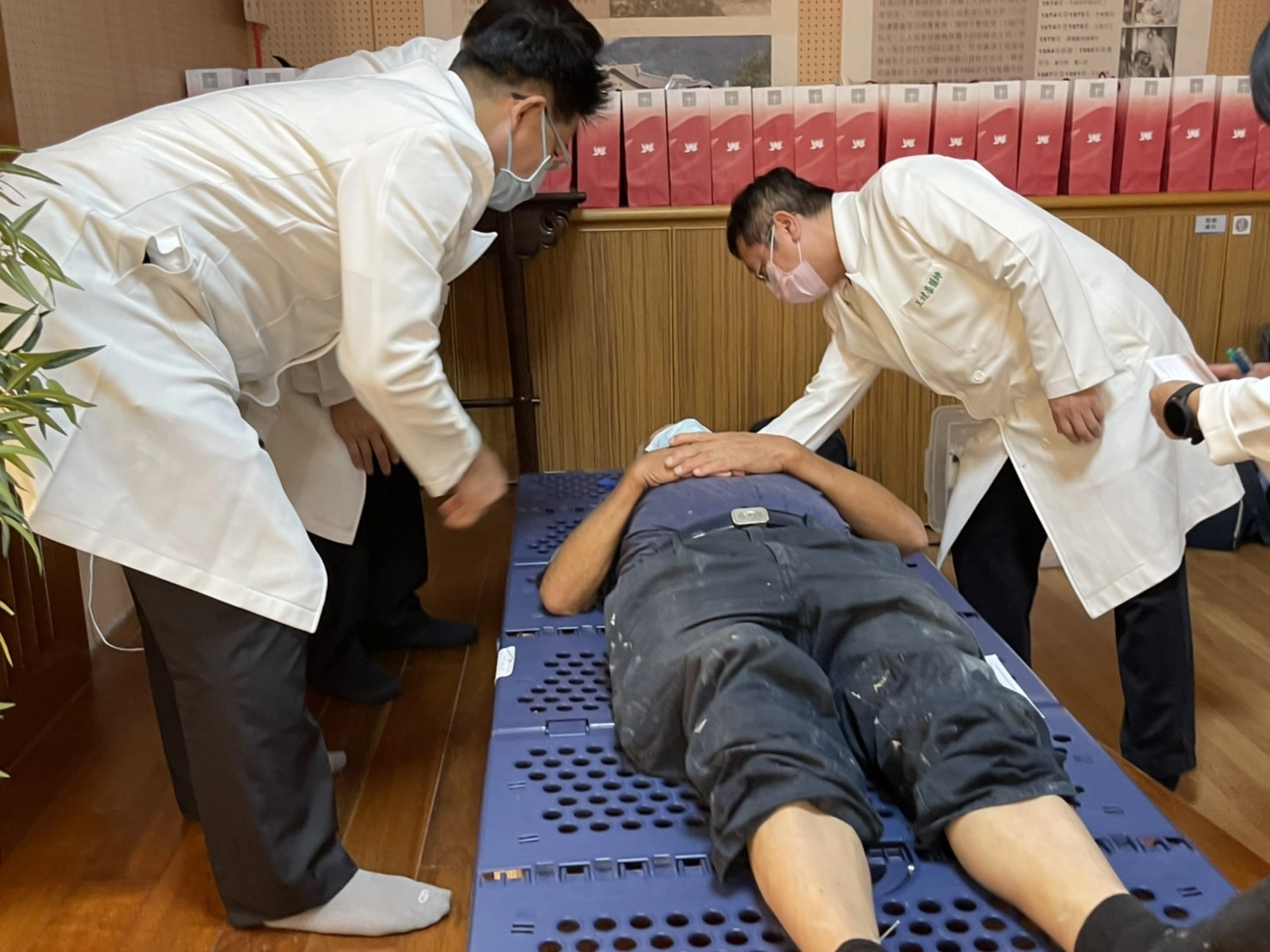 大愛感恩科技的福慧床也派上用場充當治療床，義診過程十分順利。