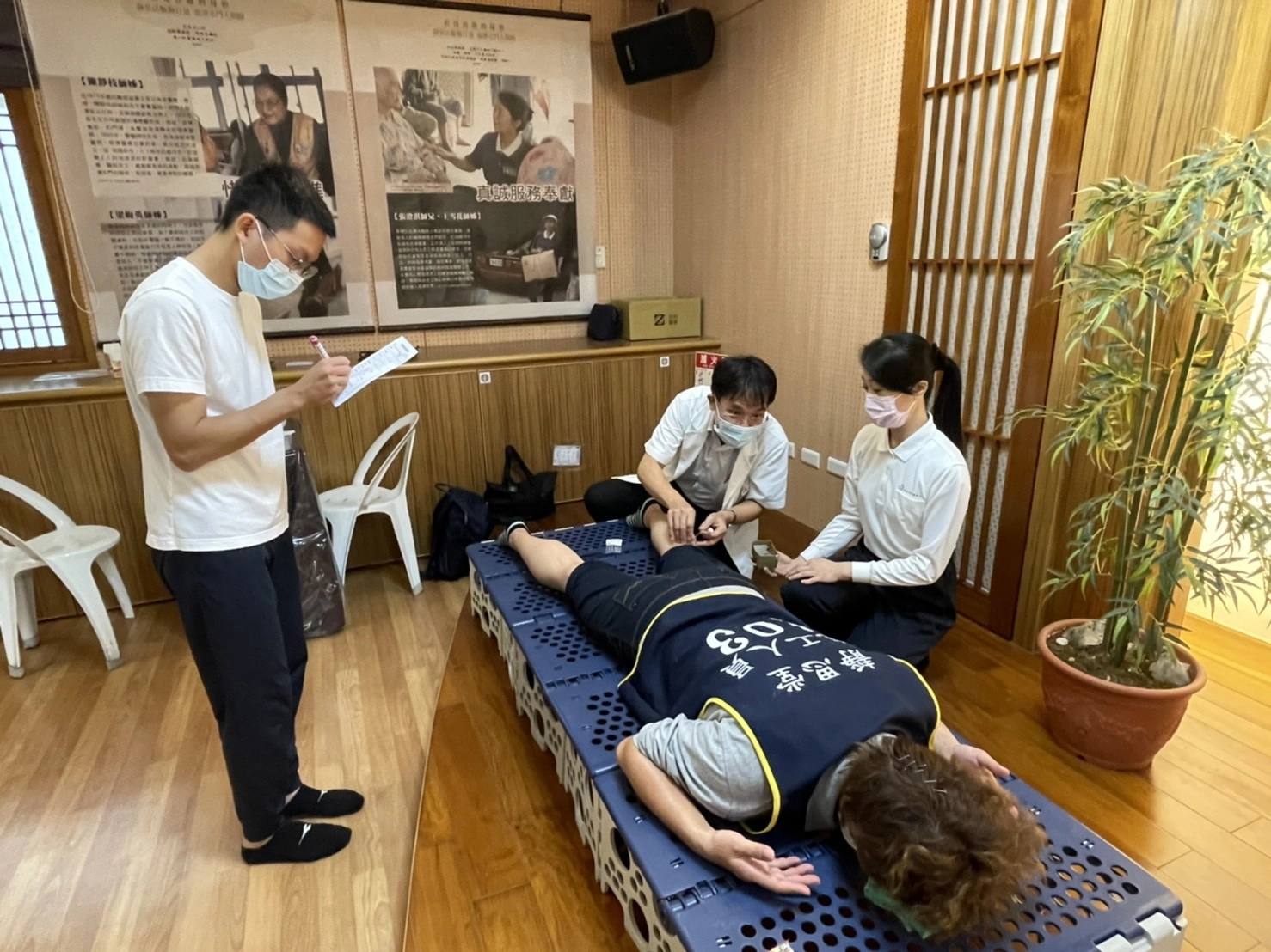 花蓮縣中醫師公會理事長黃輝榮(圖右二)以針灸緩解志工連日的肌肉痠痛及頭痛。