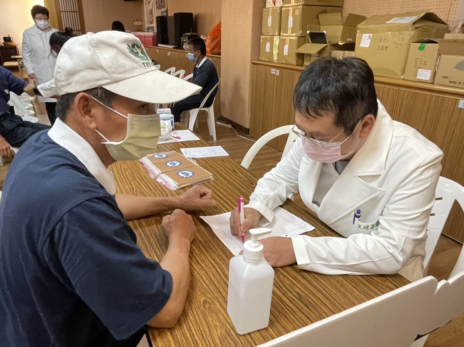 王健豪副主任(右一)指出修繕工班的志工，多是年長者，也建議他們晚間可到玉里慈院夜診治療，提升睡眠品質。