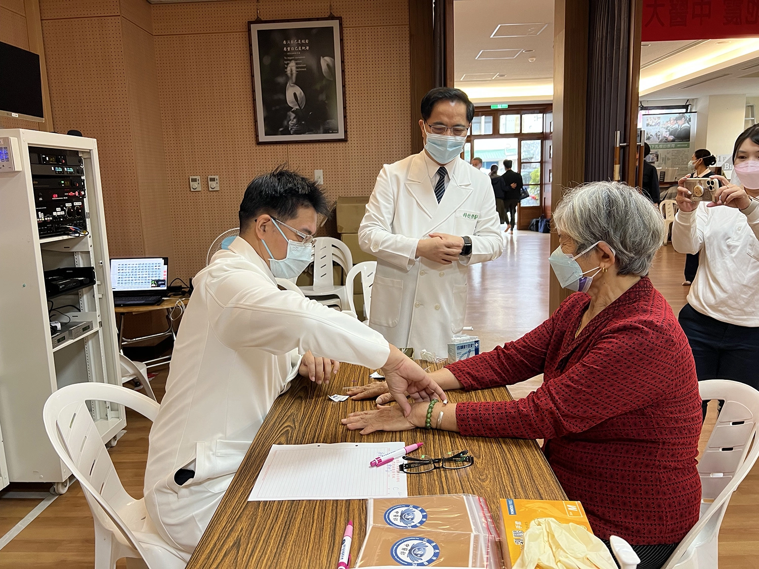 花蓮慈濟醫院院長林欣榮(中)、副院長何宗融(左)利用國慶假日，帶領中醫團隊到花蓮玉里地區義診。