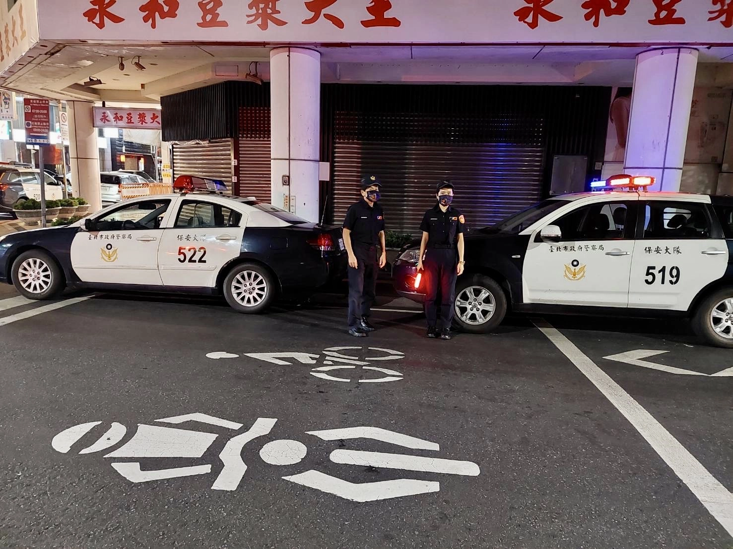 臺北市保大員警執行交通指揮疏導、各管制點指引車輛等勤務,各項維安工作務必做到滴水不漏。