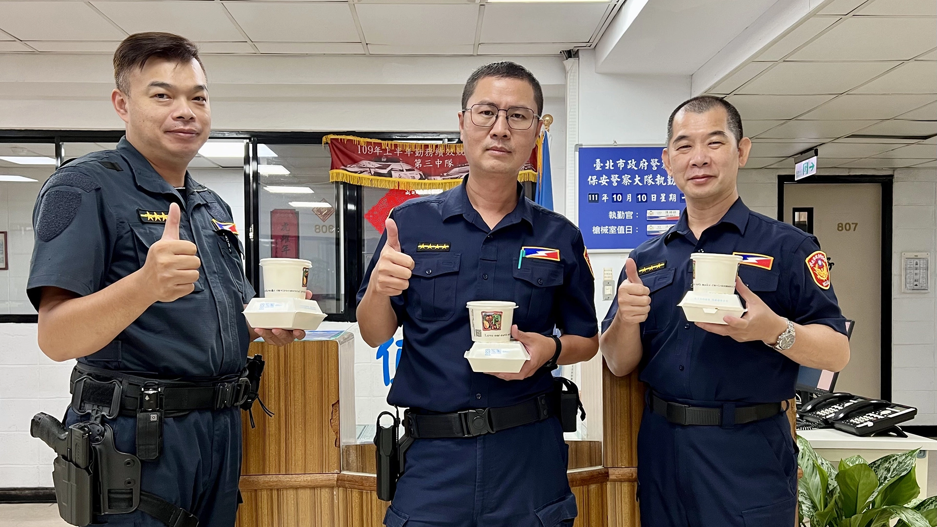 佛光山泰山禪淨中心特別致贈熱食,為守護在第一線的人民保母帶來關懷,讓保大員警既暖心又暖胃。
