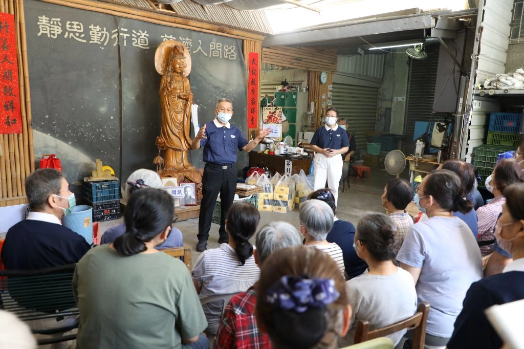 志工黃慶發(站立者左)表示,要努力地找遍石牌地區可做為環保站場地,希望能有一個永遠的家。