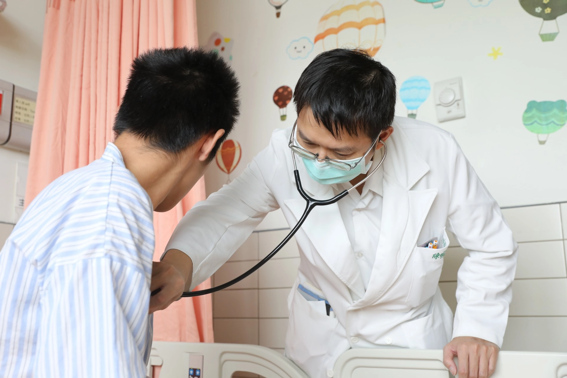 陳明群醫師表示,針對小宇急性腎損傷和避免肺部呼吸功能惡化的治療方法,是相互衝突的,需謹慎拿捏病患補充的輸液量多寡。