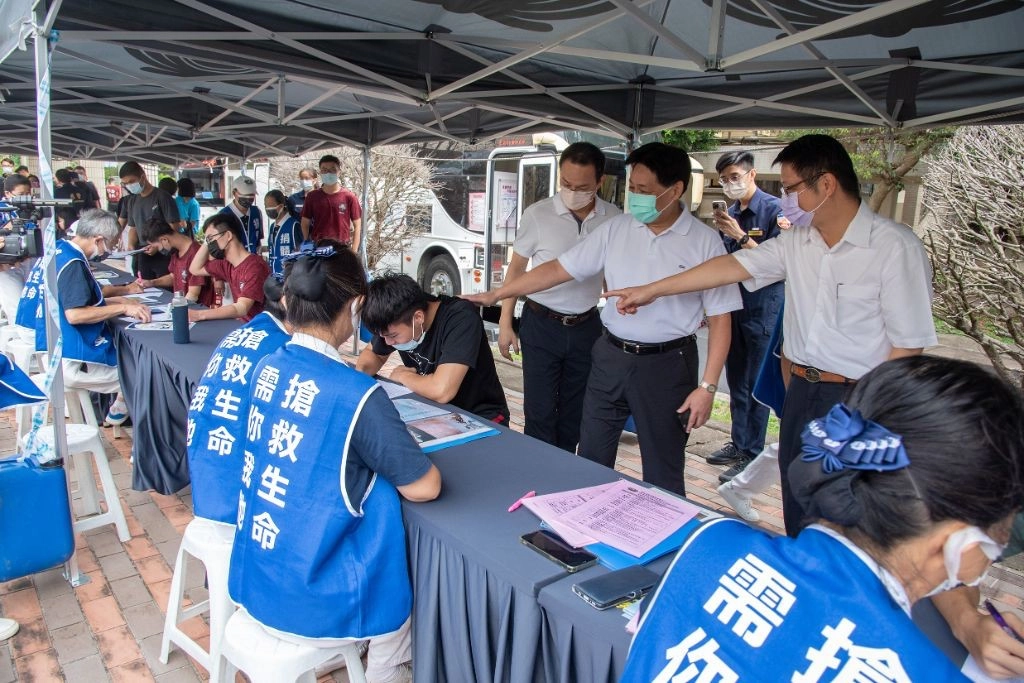 中央警察大學校長陳檡文(右二),今天也到場感恩志工及鼓勵同學響應驗血活動。