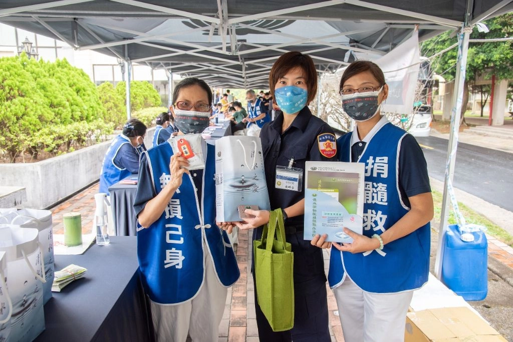 全時生岳綺安同學說,平時待在學校,假日的時間也比較有限,在學校有現成的捐血,可以省下她不少時間,同時還有捐骨髓驗血活動,一舉數得,心情有一種踏實感。