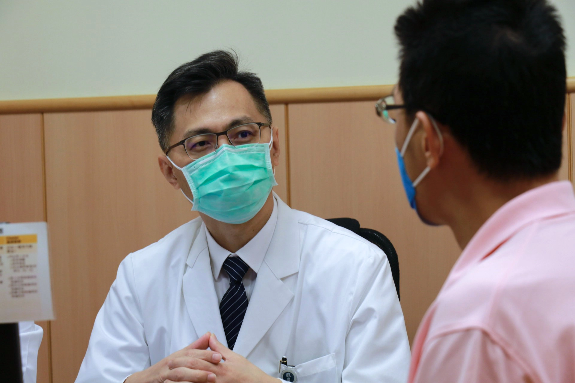 臺中慈濟醫院器官移植中心鄭紹彬主任關心染疫器官移植病人身體狀況。