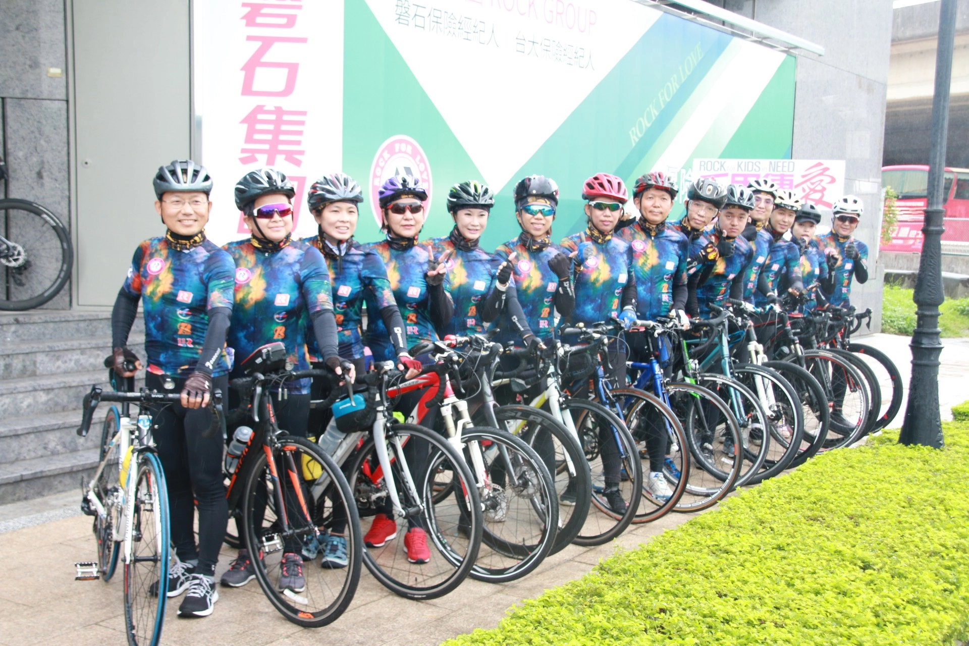 磐石集團14位傳愛騎士,透過為期九天的環島之旅,以行動力挺偏鄉學童。