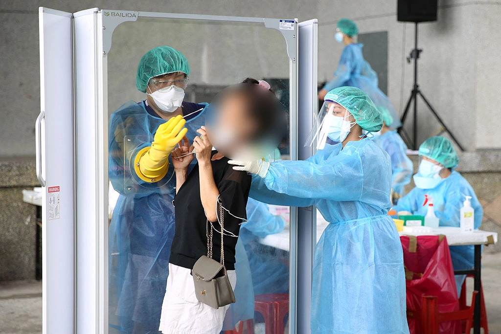 宋景歡除了在醫院照護小病人,她也走出醫院,進入了社區以及偏鄉部落,照護社區兒童與長者,在花蓮洄瀾親子館說故事、支援秀林鄉崇德村、富世村快篩站篩檢工作等。