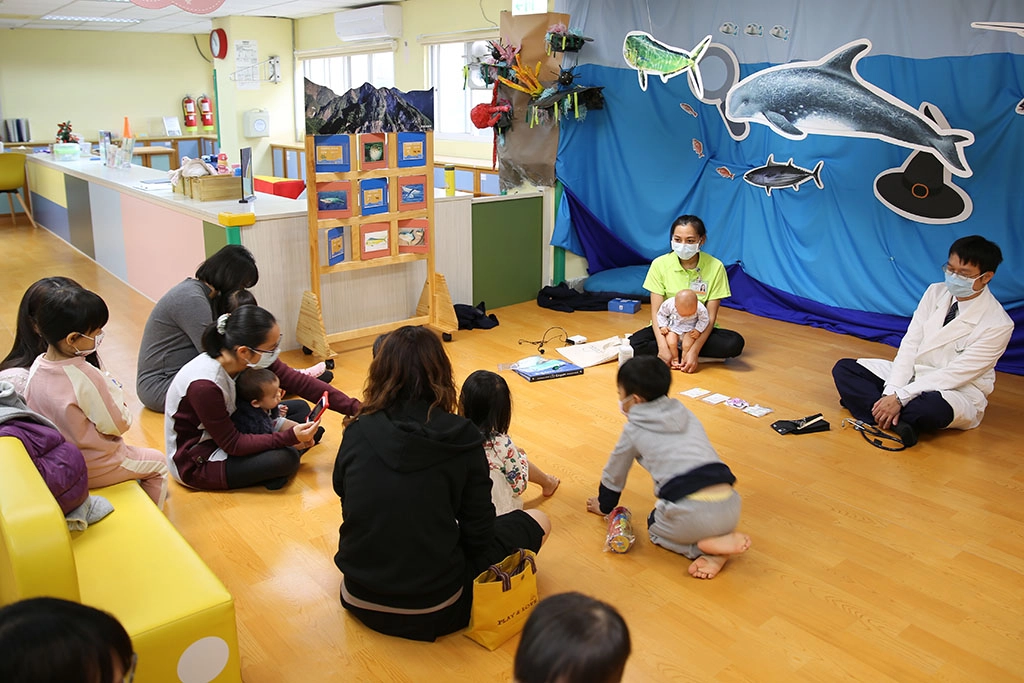 宋景歡除了在醫院照護小病人,她也走出醫院,進入了社區以及偏鄉部落,照護社區兒童與長者,在花蓮洄瀾親子館說故事、支援秀林鄉崇德村、富世村快篩站篩檢工作等。