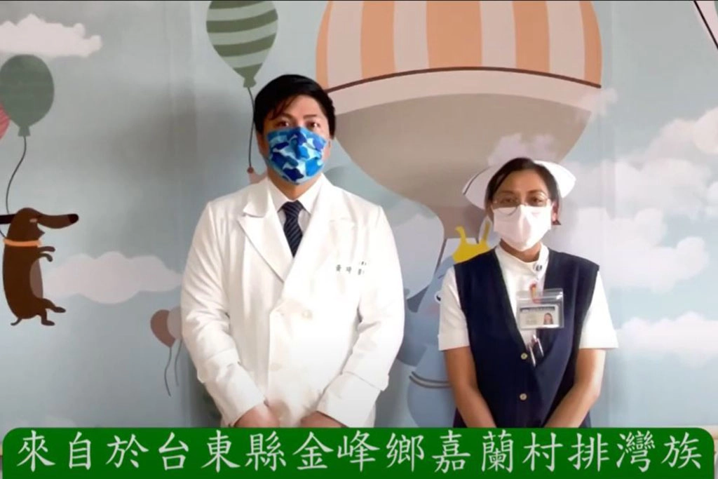 疫情期間,宋景歡(右)與阿美族醫師黃琦(左)特別錄製族語衛教影片,來宣導防疫技巧。