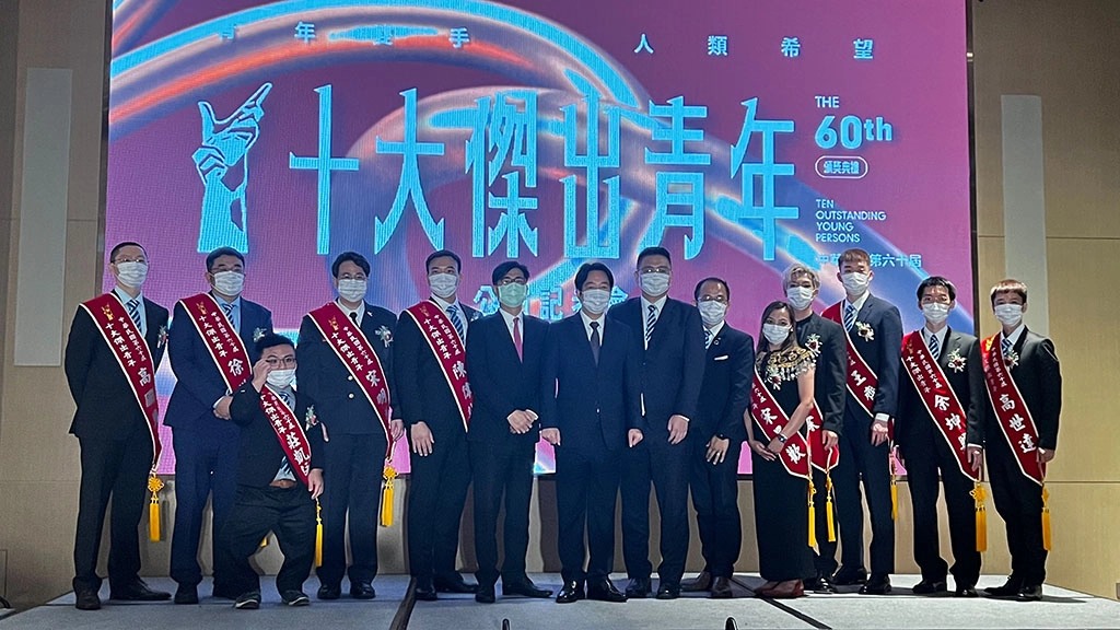 榮獲第60屆十大傑出青年的宋景歡,接受擔任評審委員會主任委員的副總統賴清德表揚。