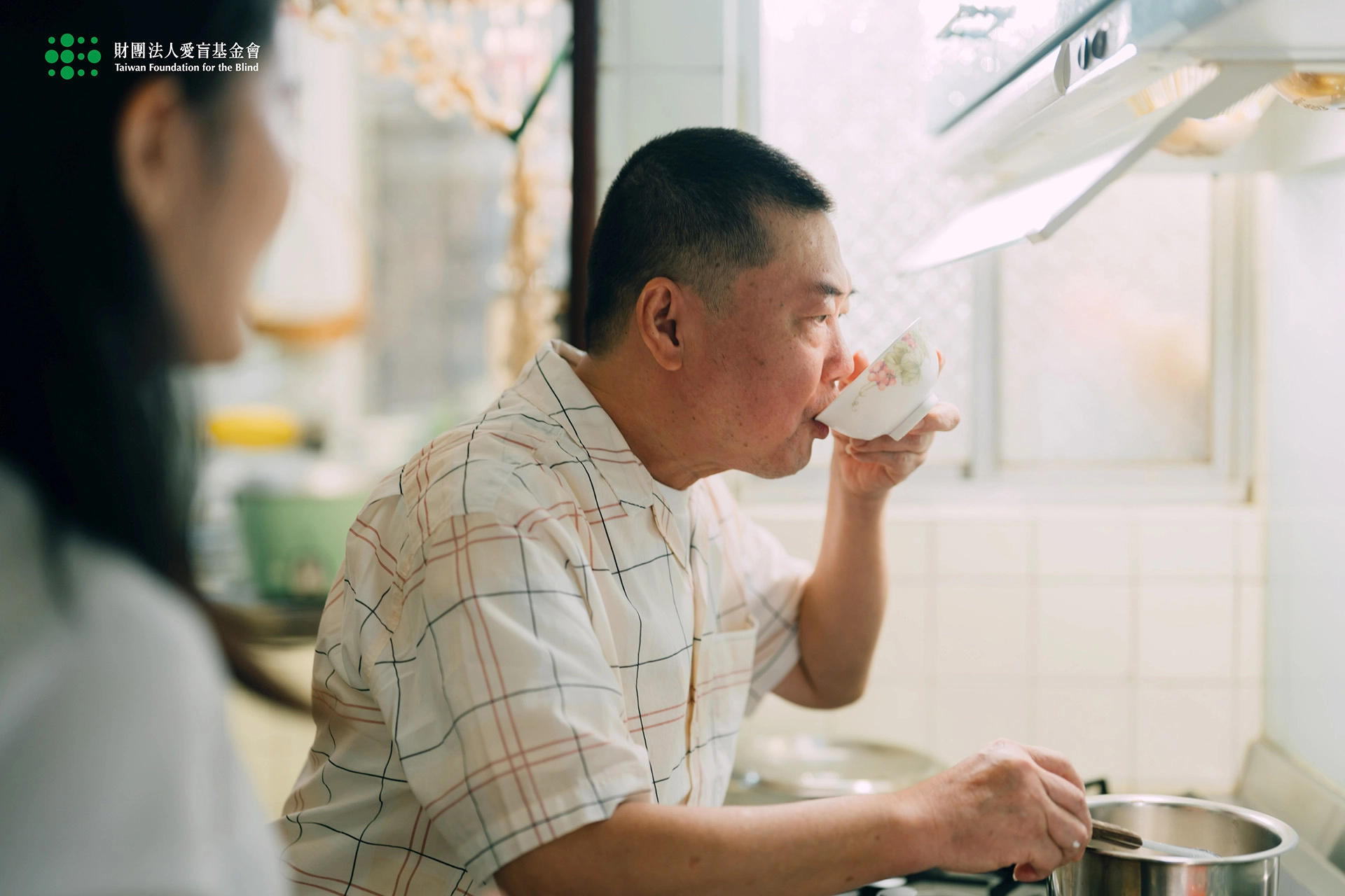 述銘大哥失明後從職場回歸家庭,重新學做料理,女兒最愛吃他親手做的酒釀湯圓