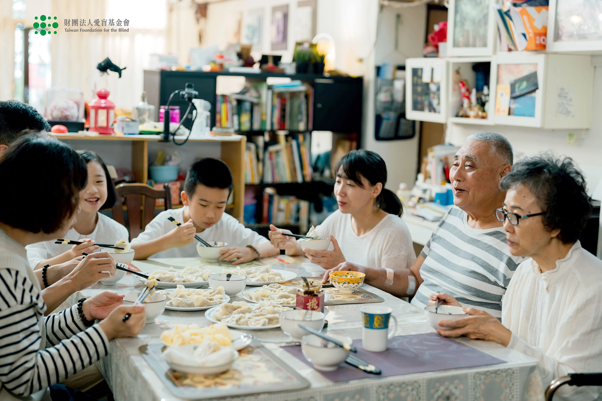 左伯伯失明後重新學習做料理,全家最期待他親手包的水餃,格外美味。