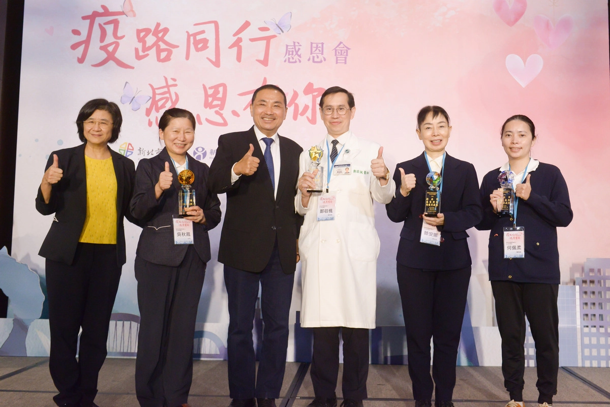 台北慈濟醫院防疫卓越,從侯友宜市長手中接過獎座。