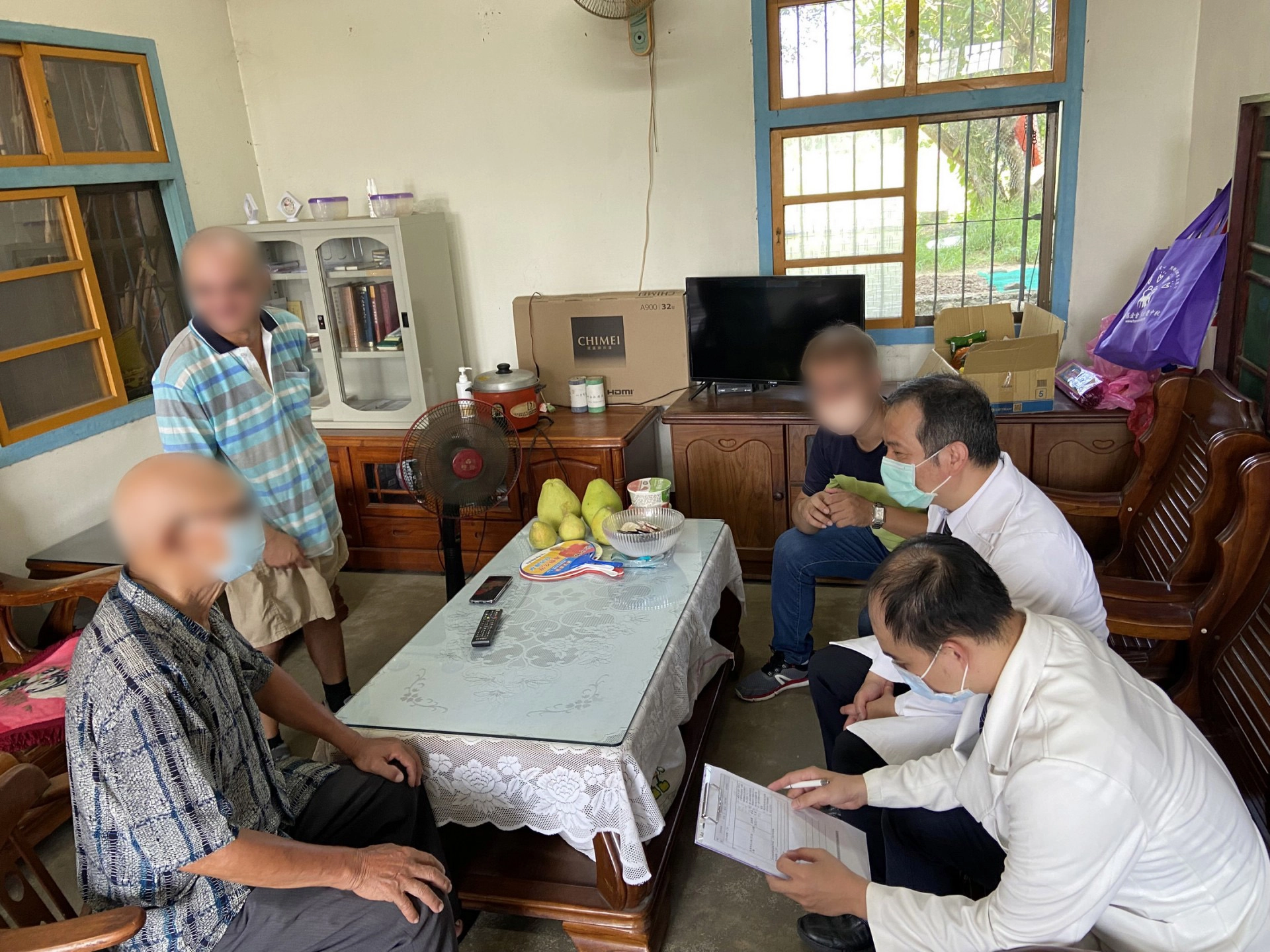 黃仲諄主任（右二）往診仔細問診。