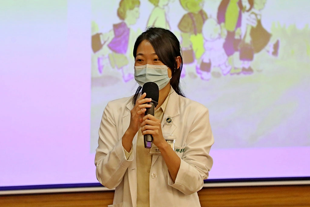 婦產部李佩蓁醫師表示,媽媽們最擔心的妊娠紋一般會在產後六個月後自然減退和消失,只要注意孕期注意體重控制,適度做運動伸展和皮膚保濕按摩,就可以有效減緩症狀。