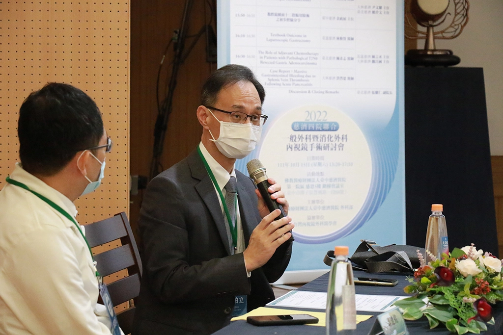 臺灣內視鏡外科醫學會理事長魏柏立(右)應邀出席擔任座長。