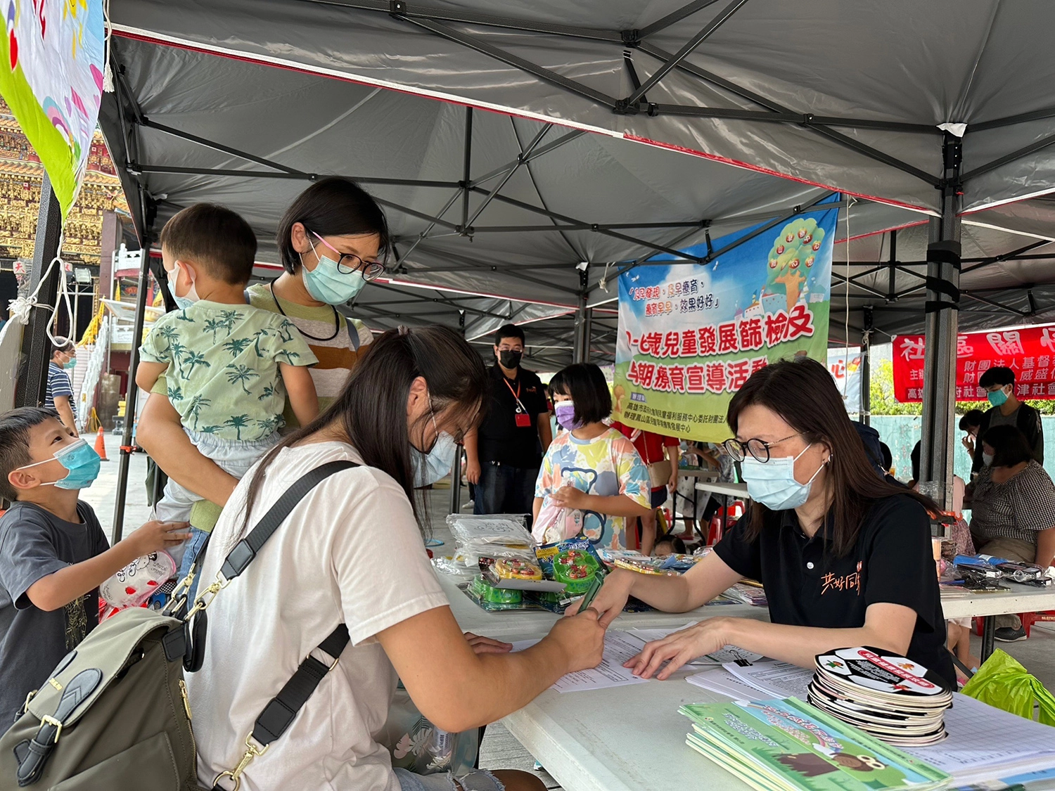 民眾參與踴躍,家長帶著孩子一起參加。