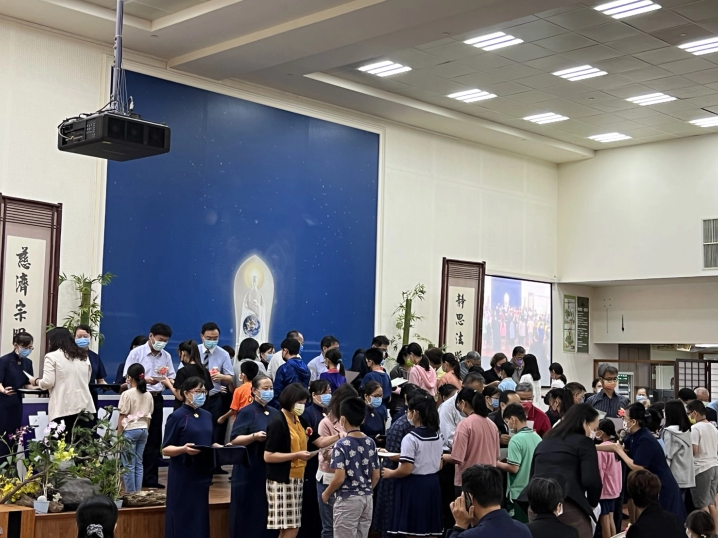 10月16日首場實體頒獎典禮在高雄靜思堂展開,國小、國中、高中、大專分組總計超過七百位學子接受表揚。