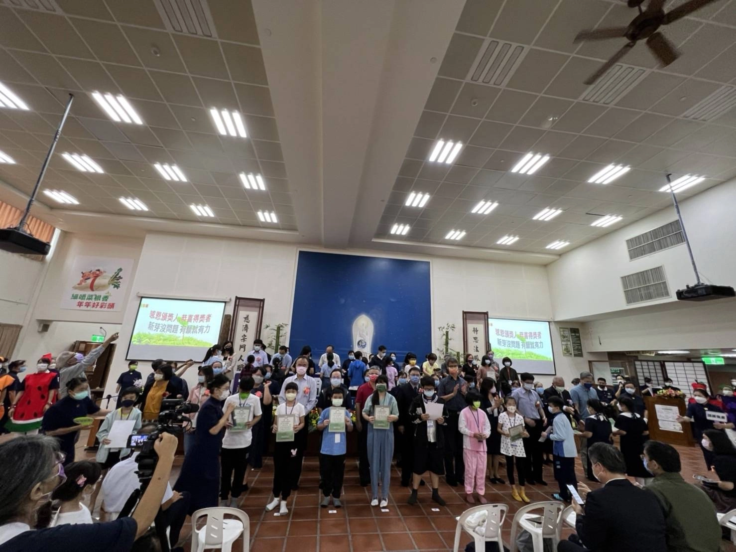 慈濟基金會舉辦「2022年新芽獎學金頒獎活動」,首場在高雄靜思堂展開。