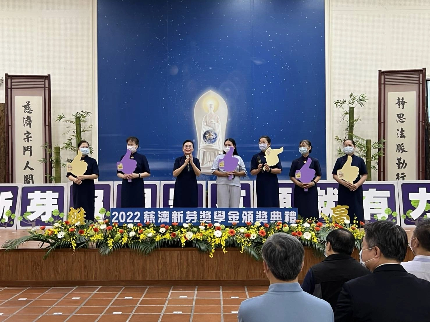頒獎活動特地規劃人品典範的勵志及感恩分享,高雄場由大專組兩位獲獎同學上台侃侃而談生命故事。