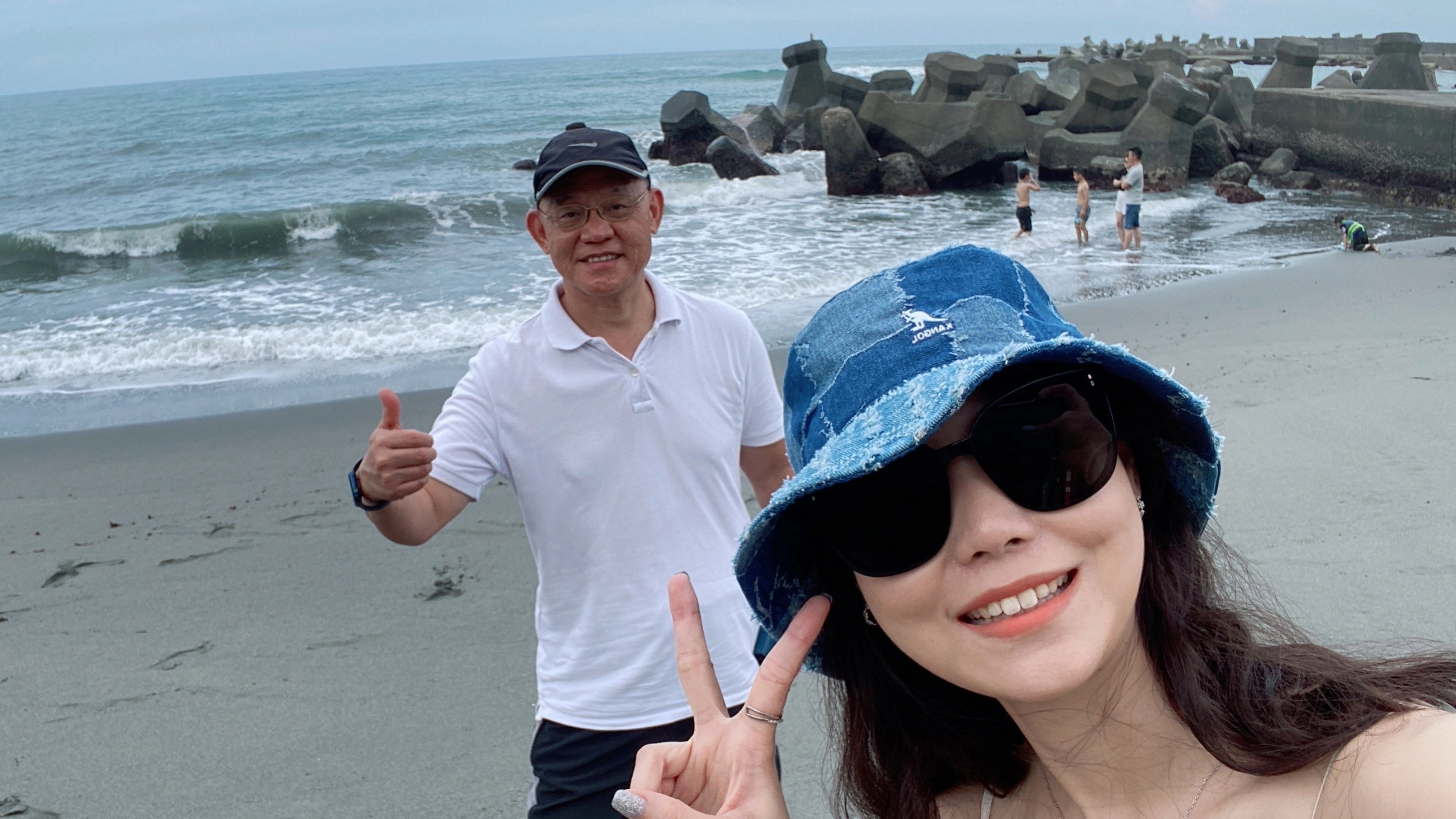 黃珮瑜(右)跟爸爸黃啟忠(左)在康復後開心出遊,找回健康就像重回陽光裡一樣開朗溫馨。