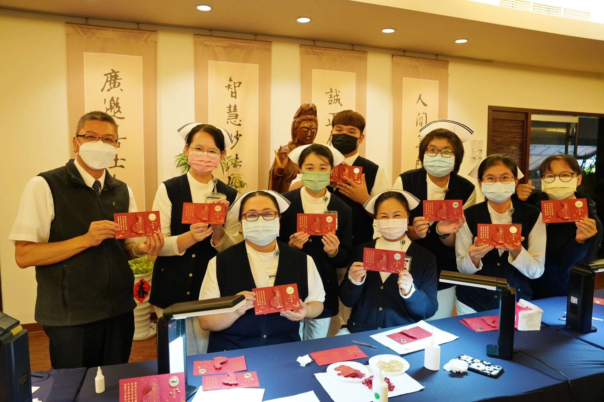 護理部與人文室皆參加福慧紅包製作,希望給花蓮鄉親滿滿的祝福。