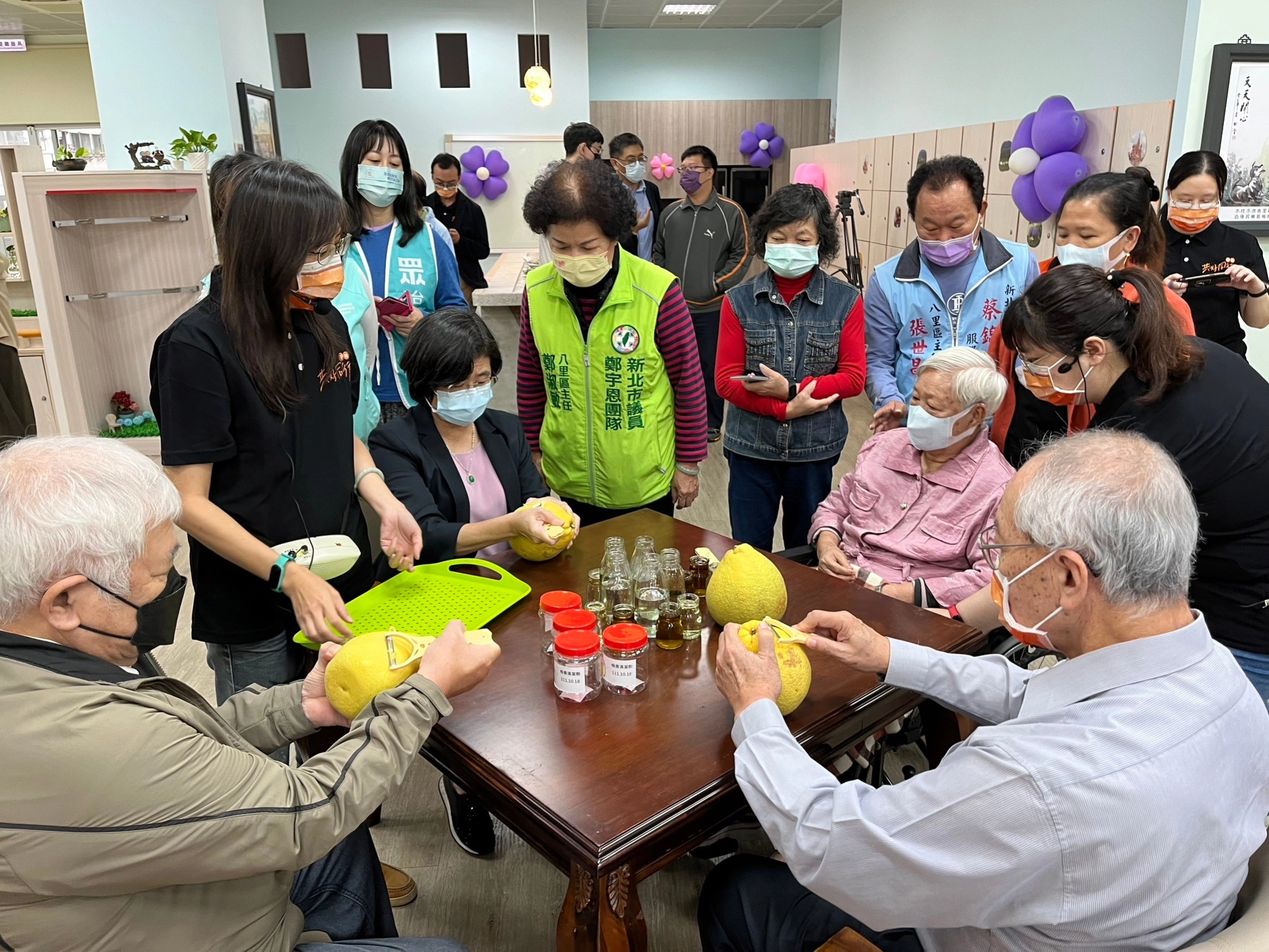 衛生局局長陳潤秋至伊甸參與開幕並陪伴長輩們一起參與製作柚子清潔劑,體驗DIY的樂趣