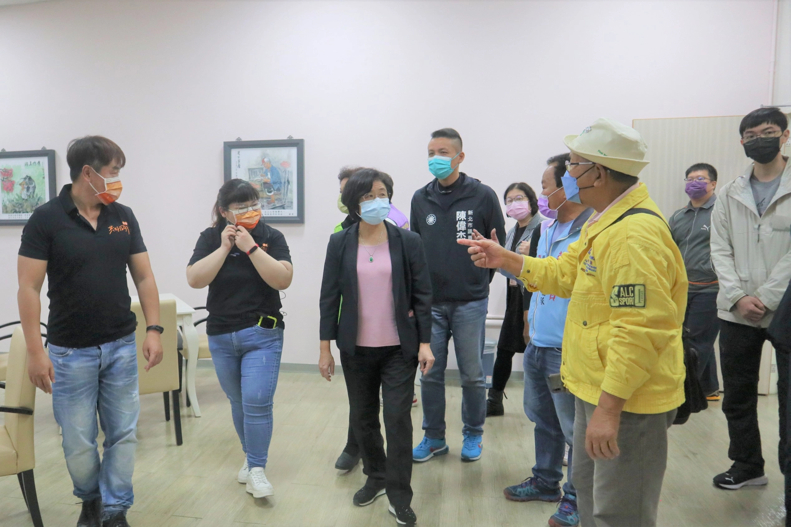 伊甸八里耆福綜合長照機構主任欣韻(左2)為局長陳潤秋與貴賓們進行導覽,介紹服務特色及環境規劃