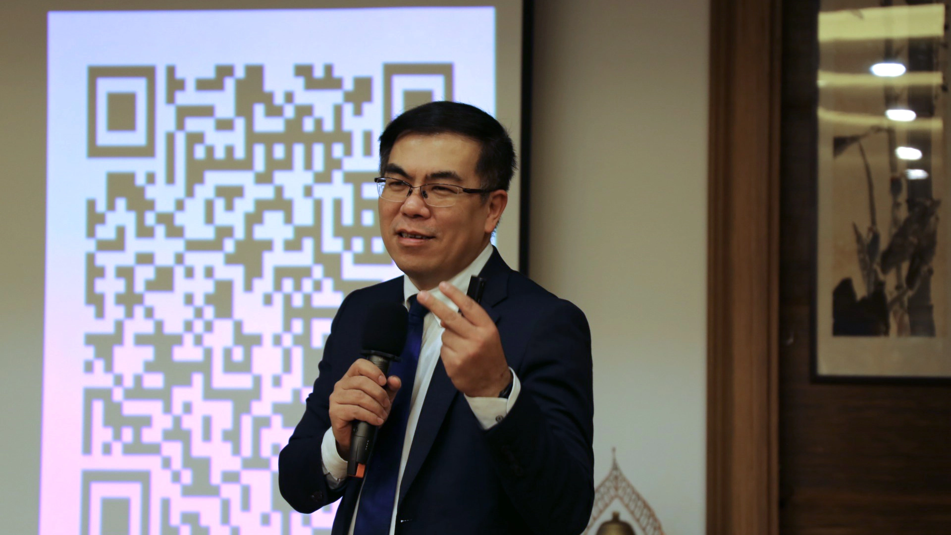 臺灣氣候聯盟秘書長彭啟明十月二十日在花蓮慈濟醫院全院學術演講,以「極端氣候下的醫療機構的因應作為」為題分享他多年來的觀察氣候變遷心得。