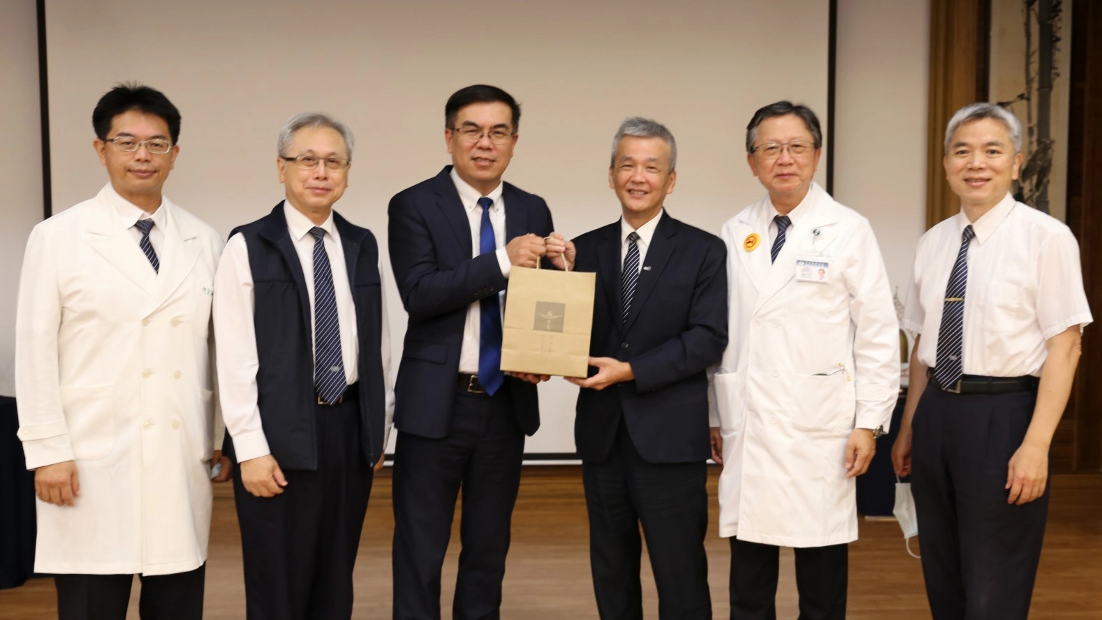 臺灣氣候聯盟秘書長彭啟明(左三)學術演講後,副院長陳星助(右三)致贈結緣品。副院長何宗融(左起)、花蓮慈濟醫院緩和醫學中心主任王英偉、彭啟明、陳星助、徐中平副院長、花蓮縣醫師公會理事長梁忠詔。