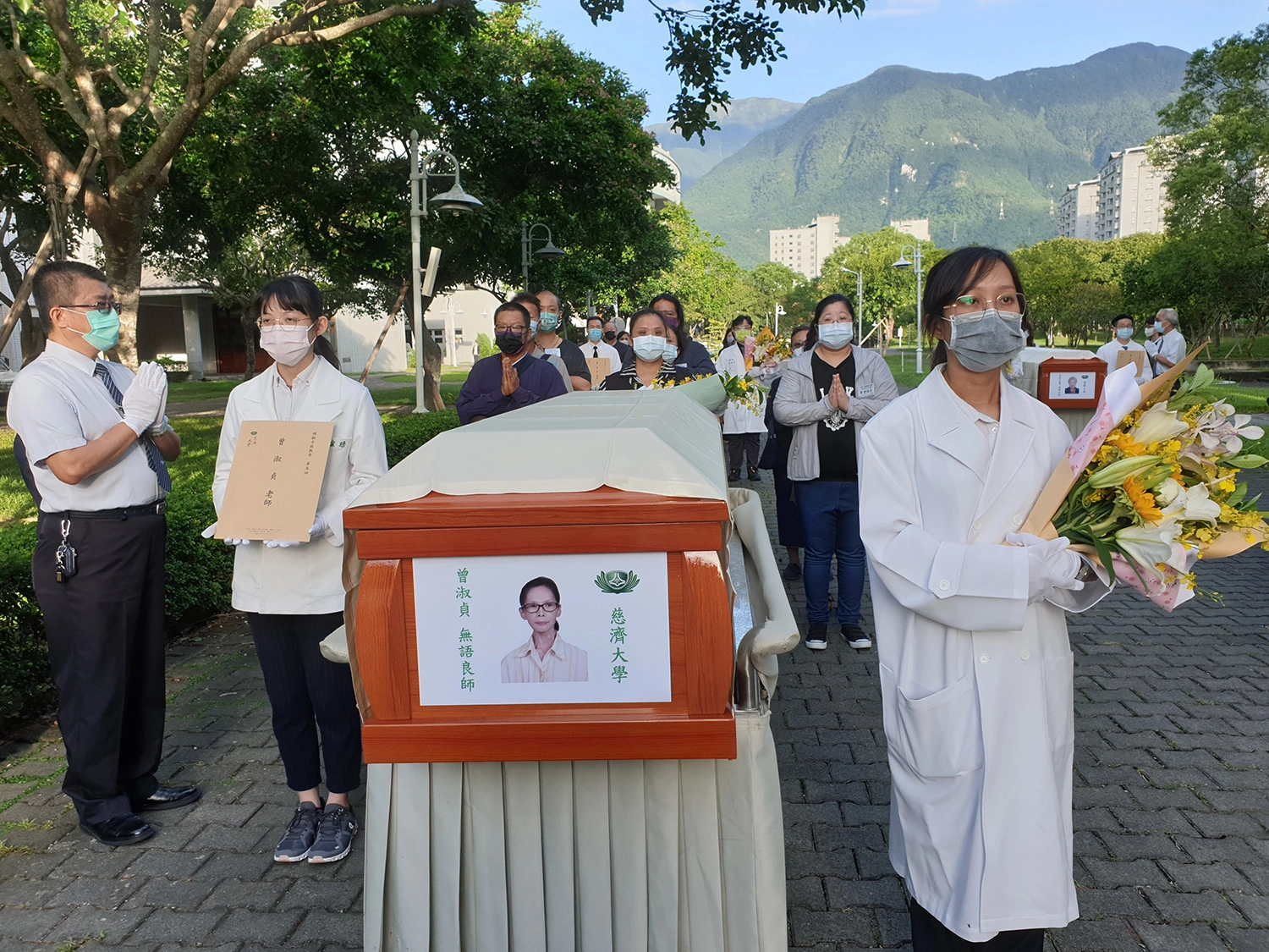 「謝謝老師大愛,讓我們學習未來如何照顧其他人。」台北慈濟醫院耳鼻喉科住院醫師吳姳萱表示今天的感覺就像是送自己家人,心裡也很不捨。