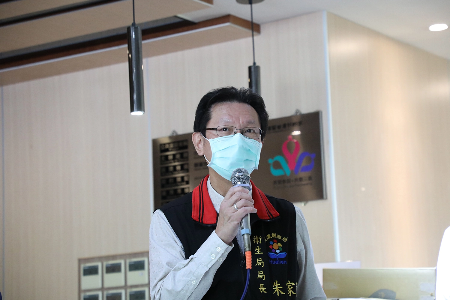 花蓮縣衛生局長朱家祥非常感恩在尚未收到經費挹注之下,這半年來,防疫旅館及花蓮慈院同仁對確診者的悉心照顧,在花蓮縣防疫工作承擔起非常重要且有價值的任務。