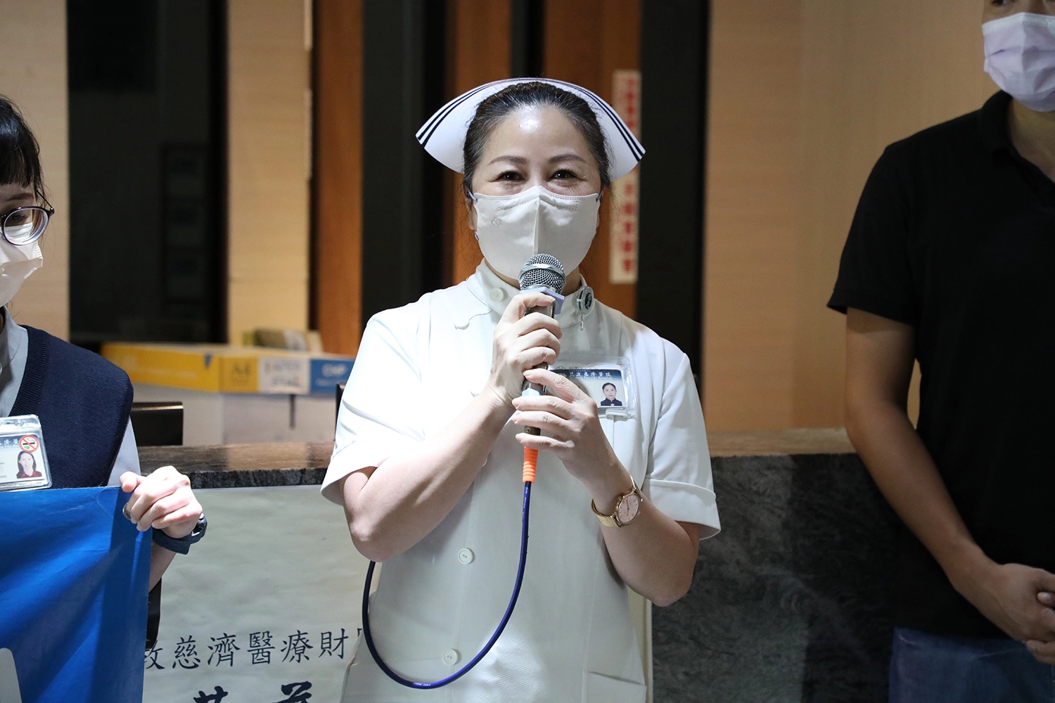 護理部主任鍾惠君指出,支援加強型防疫旅館的護理師都有不同的專長,所提供的照顧服務更是人盡其才。