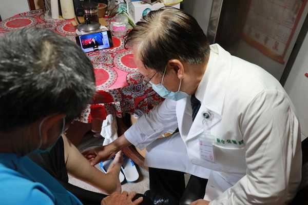 台中慈濟醫院簡守信院長為病患看診資料畫面