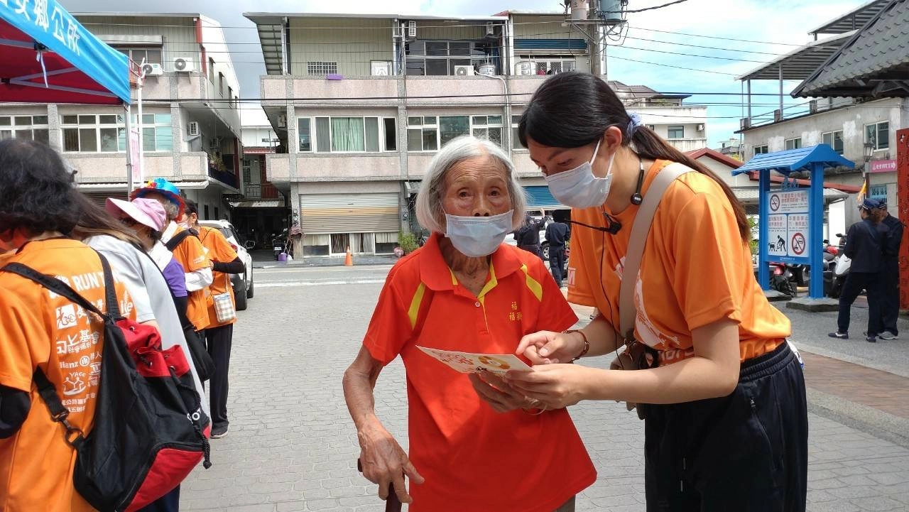 花蓮慈院失智共照中心個案管理師王可潔機動式為長者解說大腦篩檢結果,提供相關保健諮詢。