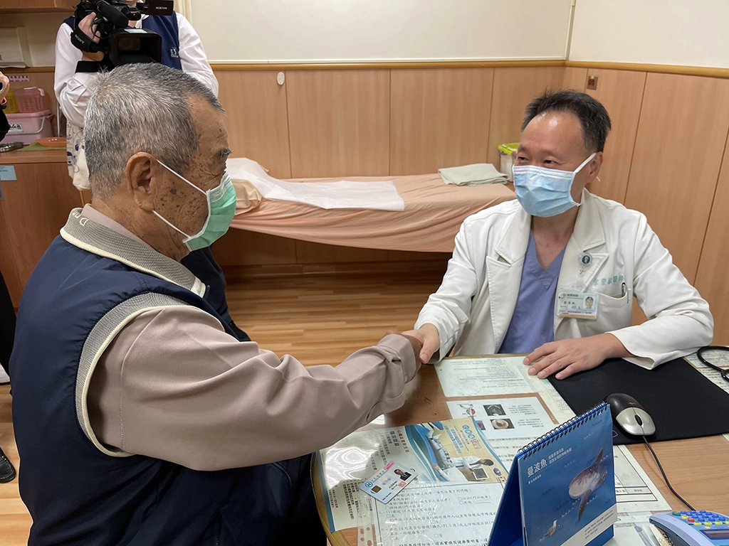 病人復原狀況良好,余榮敏醫師握手道恭喜。