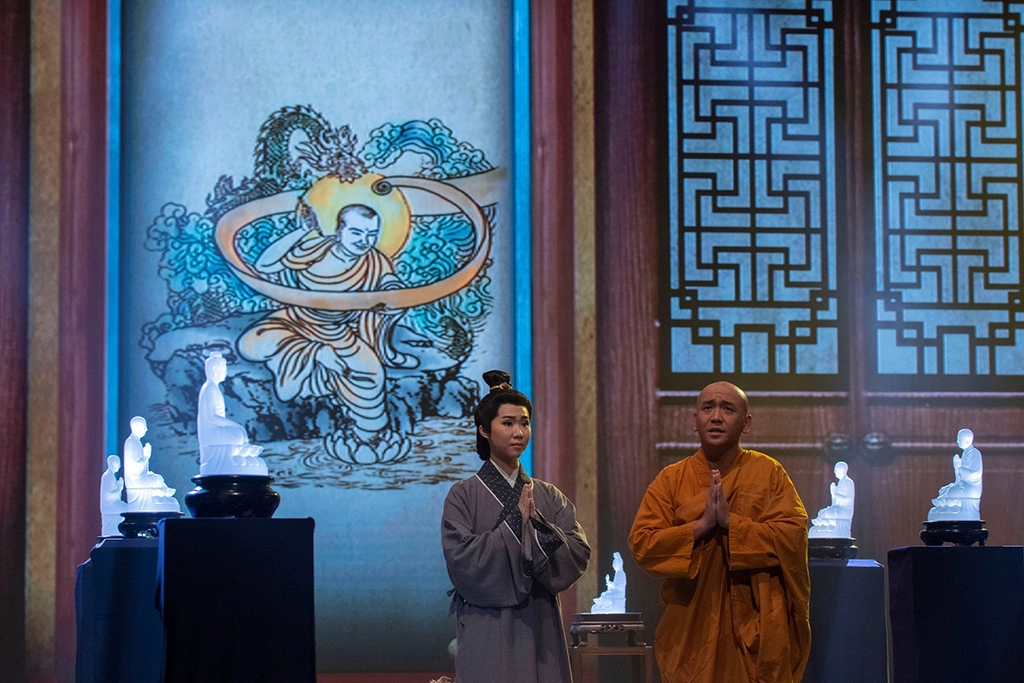 奚淞老師畫龍樹菩薩像,唐美雲掛在拍聶現場。