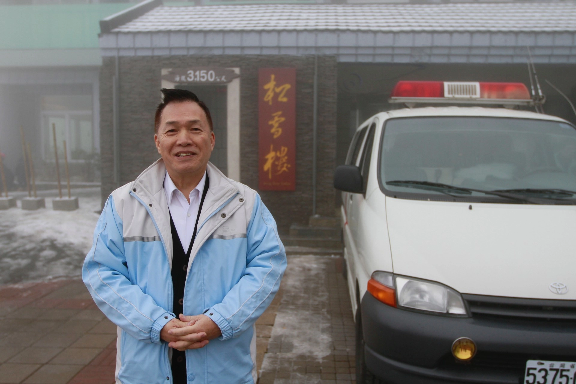 合歡山雪季醫療開始的最初幾年,胡勝川靠著個人人脈「拉隊伍」,有好幾年都是妻兒陪他在合歡山上吃年夜飯;雖然辛苦,但只要能救人一命,他表示「非常值得,也對得起身為醫師的使命」。