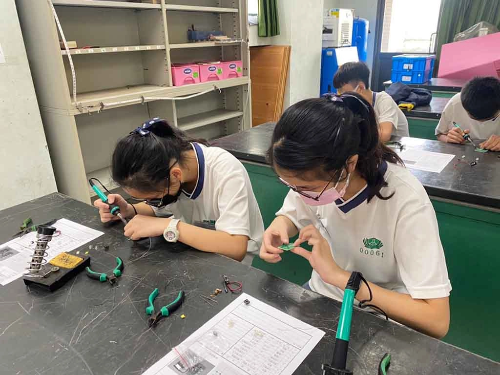 電機電子群的同學,聚精會神於電路板製作。