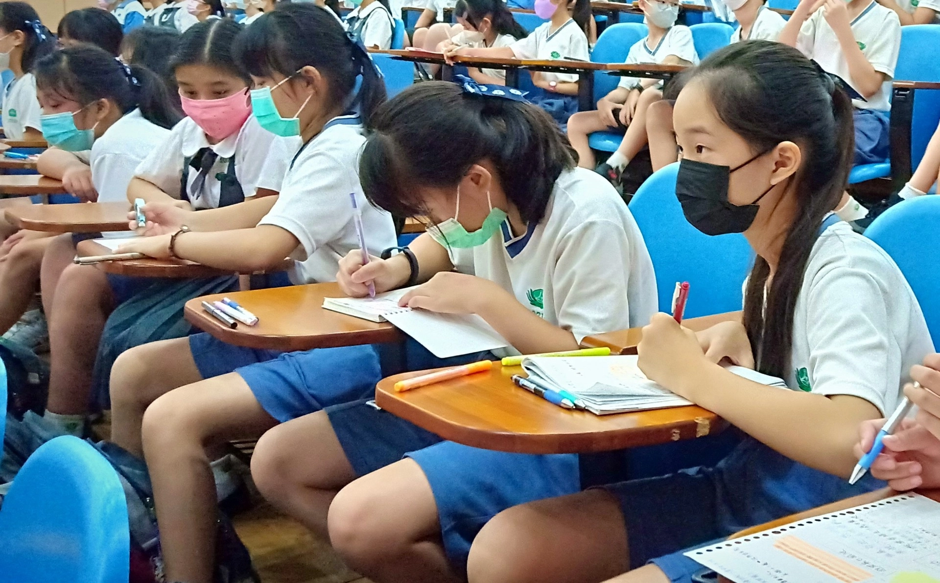 學生用心學習,認真摘錄重點。