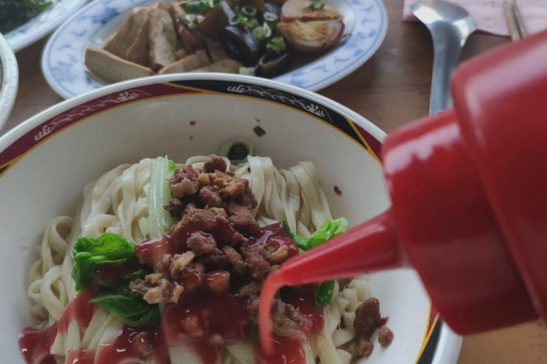 調味醬汁雖然可以提升食物美味,但要注意添加份量,才能避免鹽分攝取過量。