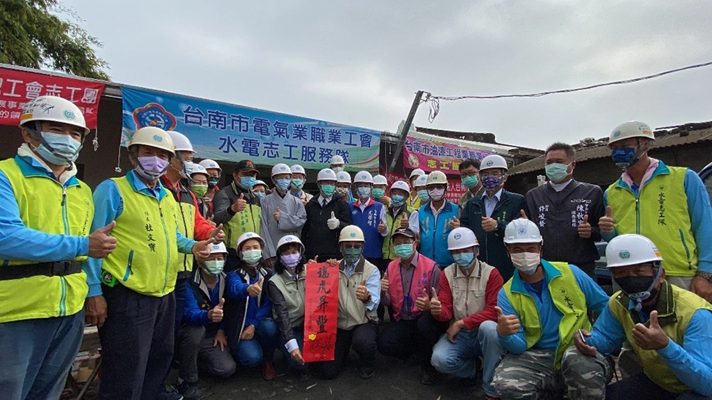 黃偉哲市長111年農曆年前至修繕現場關懷案家與肯定志工善行。