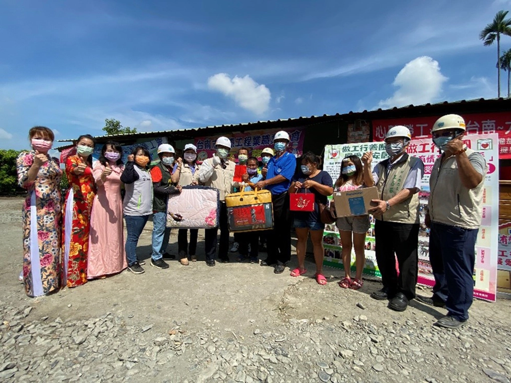 黃偉哲市長與案家一同歡慶任內希望家園「百」戶完工。